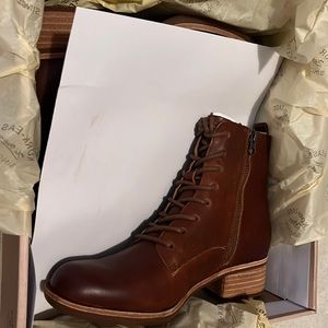 Gorgeous size 8 Kork Ease boots in a beautiful rum color.